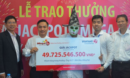 Hóa trang mặt quỷ Halloween đi nhận thưởng 50 tỉ của Vietlott