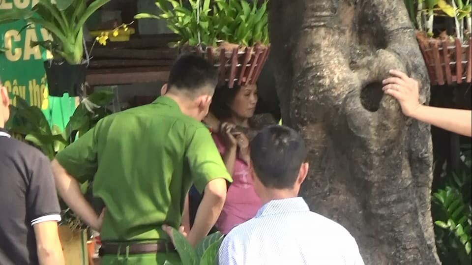 Giải cứu người phụ nữ bị kẻ lạ cầm hung khí dí vào cổ, bắt làm con tin - 1