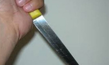 Mâu thuẫn, đâm bạn gái hơn 11 tuổi nhiều nhát rồi bỏ trốn