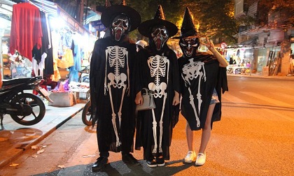 Halloween 2017: Giới trẻ hóa trang thành “ma quỷ“ lượn lờ trên phố dọa người đi đường