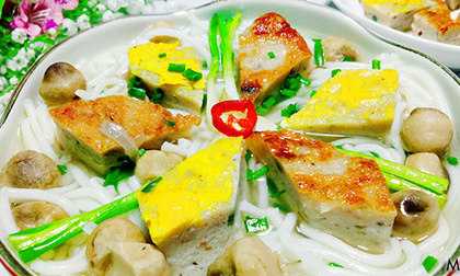 Bánh canh chả cá đậm đà, hấp dẫn cả nhà bởi vị thơm ngon