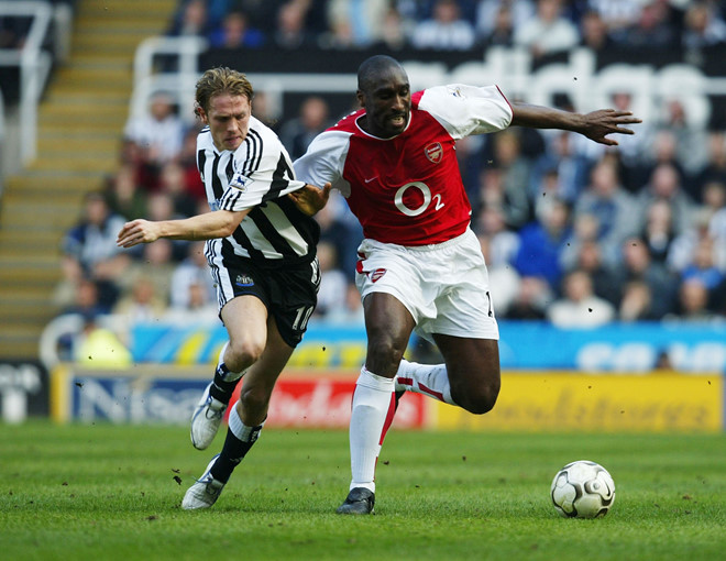 Huyen thoai Sol Campbell cua Arsenal sang Viet Nam hinh anh 1