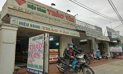 Nữ đạo chích bỗng “hóa điên“ sau khi trộm vàng