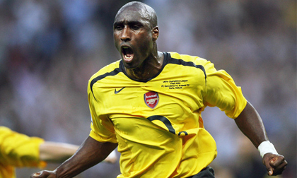 Huyền thoại Sol Campbell của Arsenal sang Việt Nam