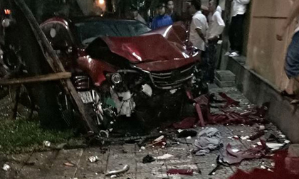 Ôtô 'điên' gây tai nạn liên hoàn, lao thẳng vào quán nhậu tông chết cô gái trẻ
