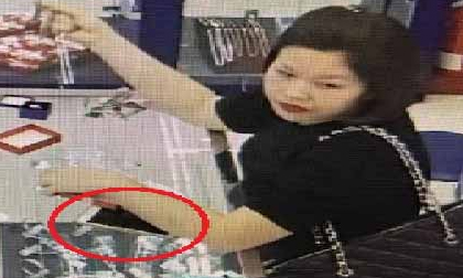 Truy tìm 'hot girl' vờ mua trang sức rồi cuỗm điện thoại