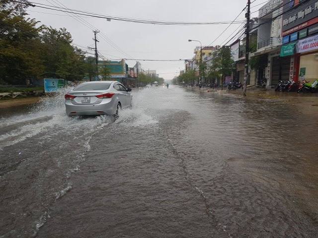 hau bao so 12: hue - quang nam ngap trong nuoc lu menh mong, nhieu khu vuc bi chia cat - 1