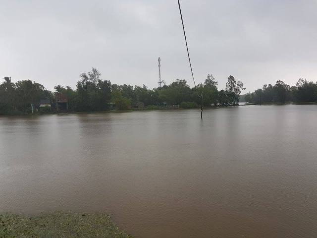 hau bao so 12: hue - quang nam ngap trong nuoc lu menh mong, nhieu khu vuc bi chia cat - 2