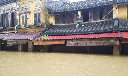 Hội An nước ngập đến nóc nhà, dân bắt đầu sơ tán