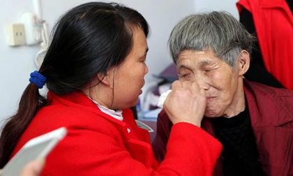 Chồng bán con gái trả nợ, vợ tha phương 30 năm tìm kiếm và cuộc đoàn tụ đầy nước mắt