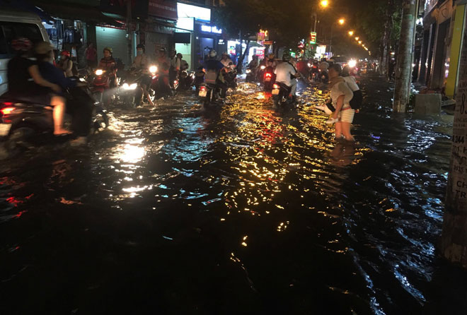 Mưa “chớp mắt”, phố Sài Gòn ngập như lụt miền Trung - 7