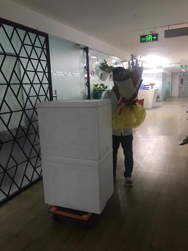 thanh nien mua 300 coc tra sua di to tinh va cai ket cha ai mong - 1