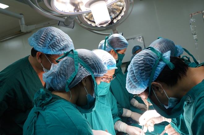 2 mẹ con sản phụ được cứu sống theo cách... không bình thường - 1