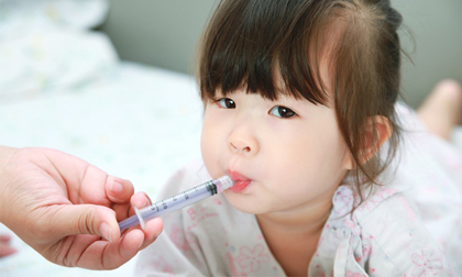 Sai lầm khi cho con uống thuốc, cha mẹ có thể hại con mà không biết
