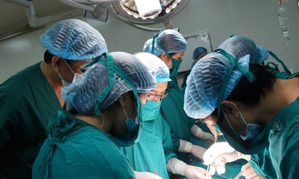 2 mẹ con sản phụ được cứu sống theo cách... không bình thường