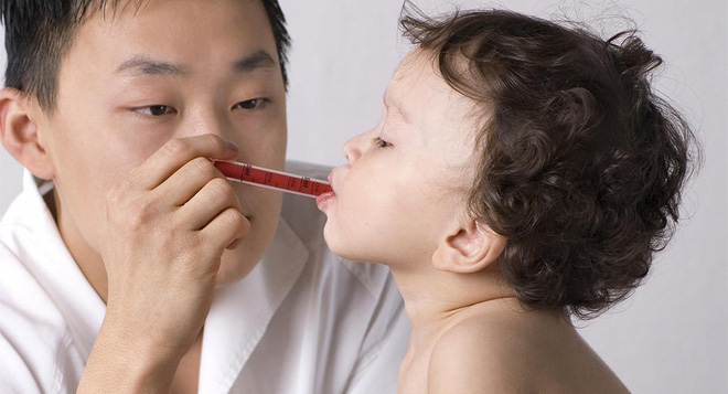 Sai lầm khi cho con uống thuốc, cha mẹ có thể hại con mà không biết - Ảnh 2.