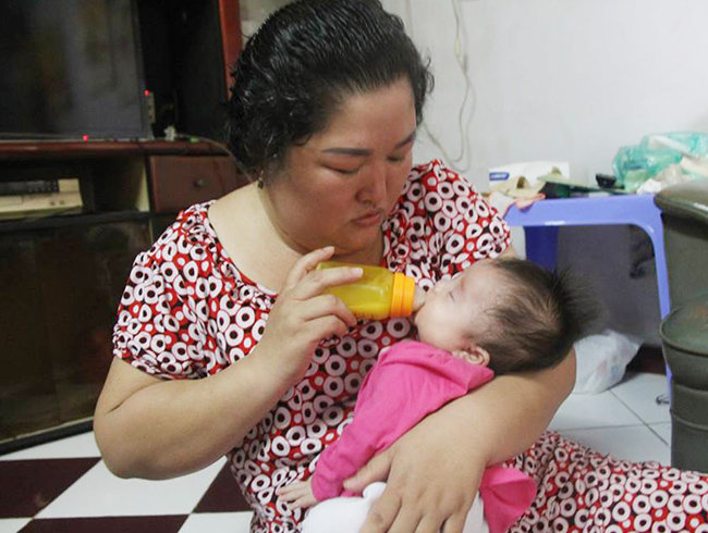 be gai 3 thang tuoi bi bo roi truoc cua nha nguoi dan ba muon con - 4