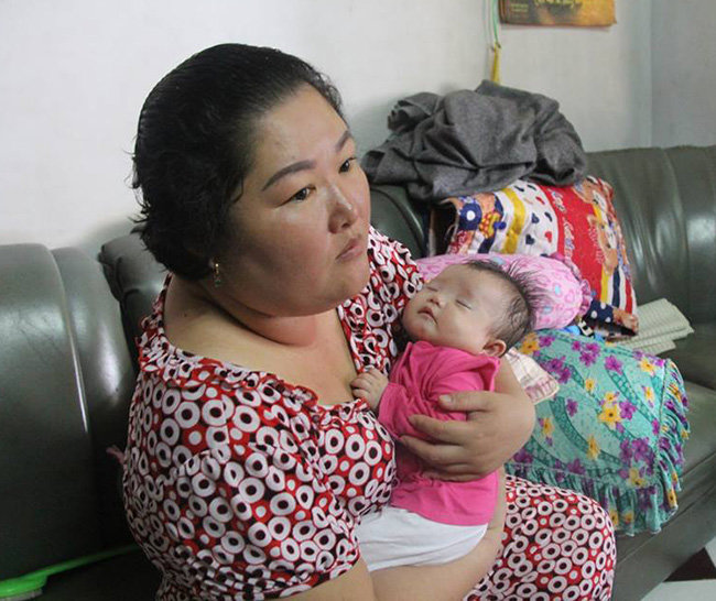 be gai 3 thang tuoi bi bo roi truoc cua nha nguoi dan ba muon con - 1