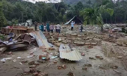 Vụ 60 người thoát chết trong gang tấc: Cán bộ xã kể phút giằng co, dùng 2 xe máy ngăn dân