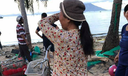 Bức ảnh người đàn bà làng chài đợi con về sau bão và câu chuyện đẫm nước mắt đằng sau