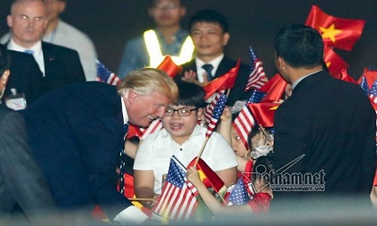 Cậu bé được Tổng thống Trump tặng hoa, bắt tay khi tới Hà Nội là ai?