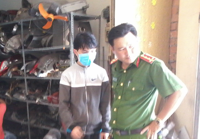 Canh sat mat phuc bat nam thanh nien gay ra 50 vu be kinh oto hinh anh 1