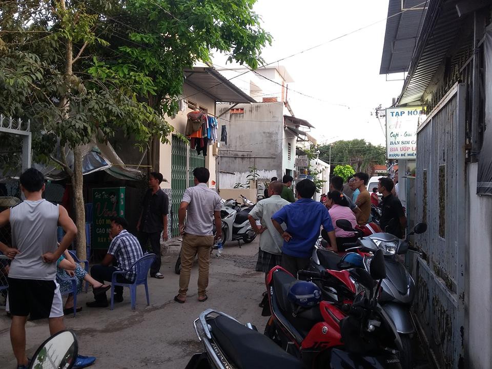 Nhìn qua khe cửa, em trai bàng hoàng phát hiện chị gái tử vong trong tử thế treo cổ - Ảnh 1.
