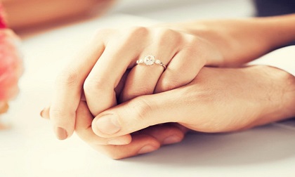 Bi hài thanh niên định cầu hôn bằng cách nhét nhẫn vào bánh nhưng lại bị bạn gái nuốt trôi