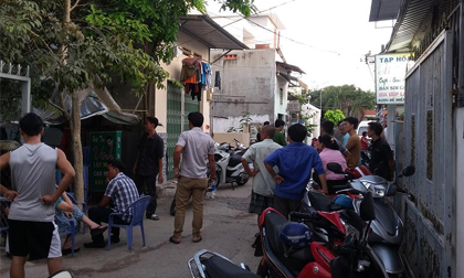 Nhìn qua khe cửa, em trai bàng hoàng phát hiện chị gái tử vong trong tử thế treo cổ