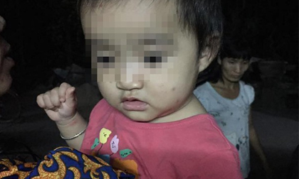 Thương xót bé gái 10 tháng tuổi bị bỏ rơi trước cửa nhà người dân với ít quần áo, sữa