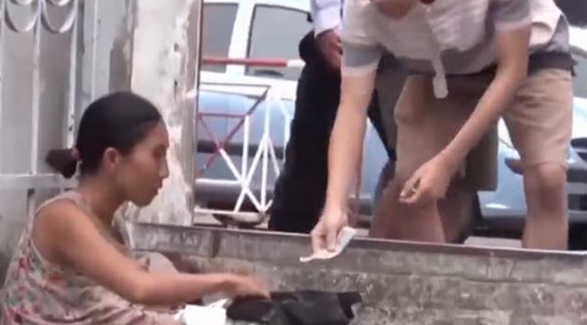 “chan dat” tre truoc cong vien lay tien tiem chich: nguoi me co bi tuoc quyen nuoi con? - 2