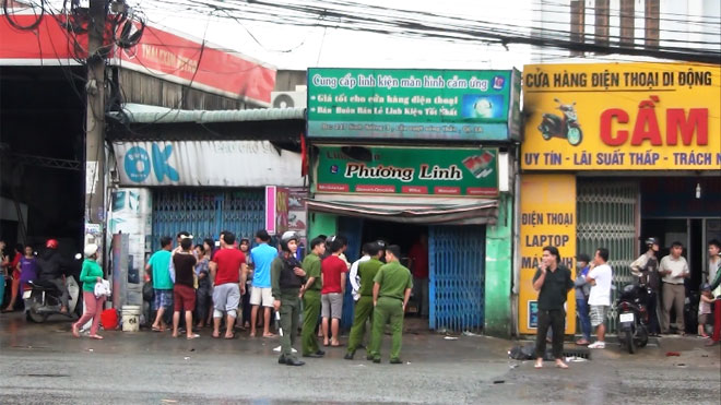 Con trai khóc gào khi thấy mẹ tử vong trong đám cháy - 1