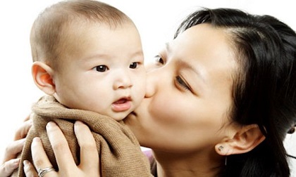 Trong những trường hợp này, dù bố mẹ có yêu con tới mức nào cũng đừng hôn trẻ!
