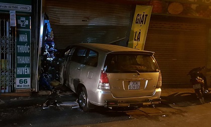 Vụ nửa đêm lái xe đâm nhà hàng xóm: Tài xế định lái xe đâm vào nhà để dọa vợ nhưng đâm nhầm sang nhà hàng xóm