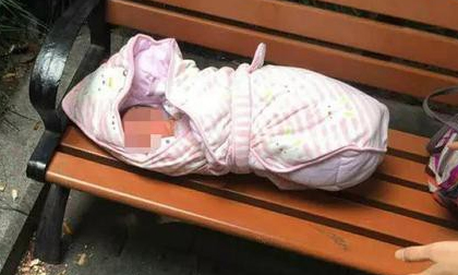 Mới chào đời 1 ngày, bé sơ sinh bị bố vứt bên đường vì “lại là con gái”