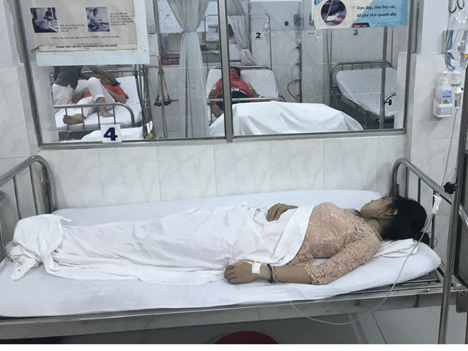 du tiec mung ngay 20/11, 10 giao vien phai nhap vien cap cuu - 1