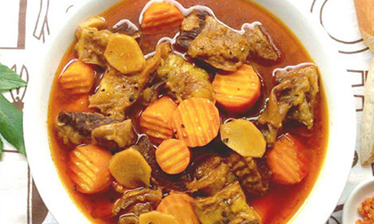 Bò kho nóng hổi vừa thổi vừa ăn