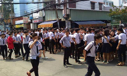 Khói lửa ngùn ngụt trong trường học, hàng trăm học sinh ở SG tháo chạy