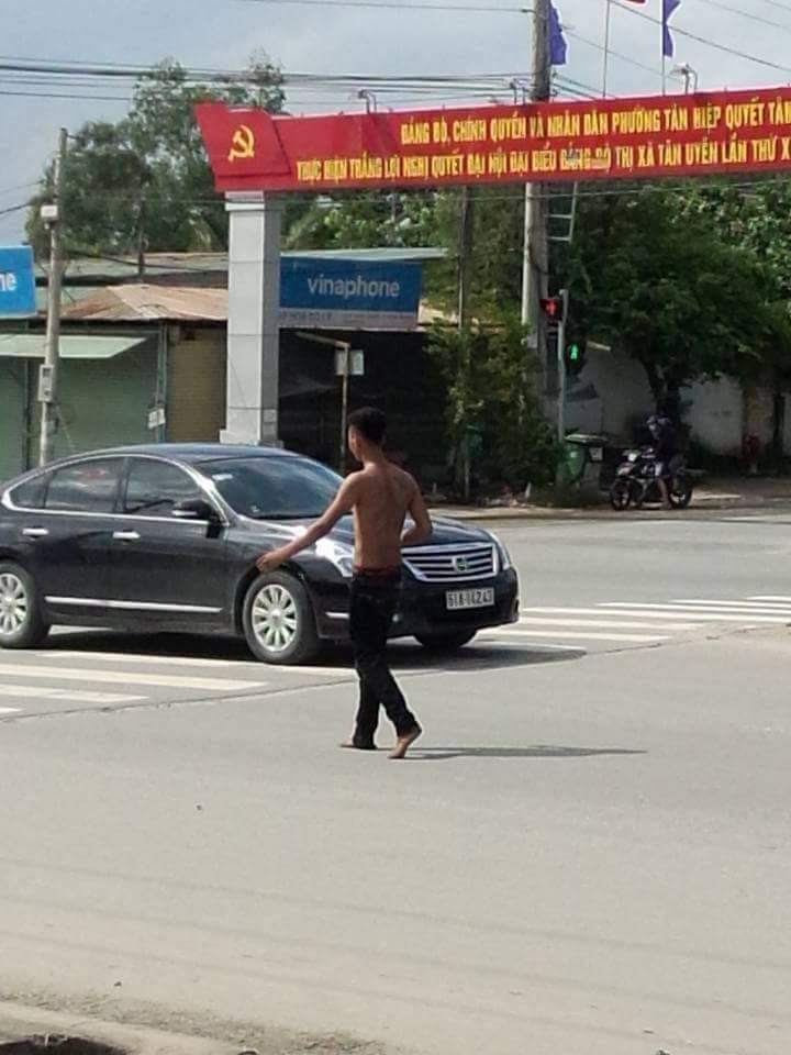 Bình Dương: Thanh niên nghi ngáo đá cầm dao tự rạch bụng giữa đường phố - Ảnh 1. Bình Dương: Thanh niên nghi ngáo đá cầm dao tự rạch bụng giữa đường phố - Ảnh 1.