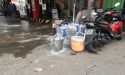 Cháy, nổ cây xăng ở Sài Gòn, khách bỏ xe tháo chạy