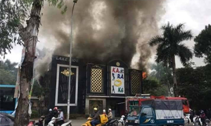 Hà Nội: Cháy lớn tại quán karaoke ở Linh Đàm, cột khói bốc cao hàng chục mét