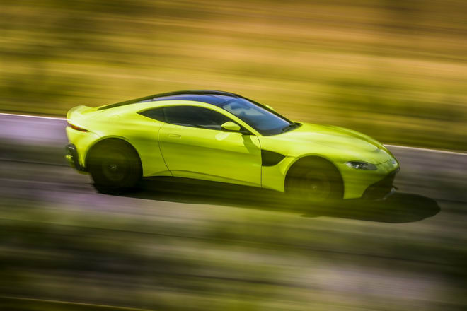 tuyet tac aston martin vantage 2018 gia 3,4 ty dong hinh anh 2