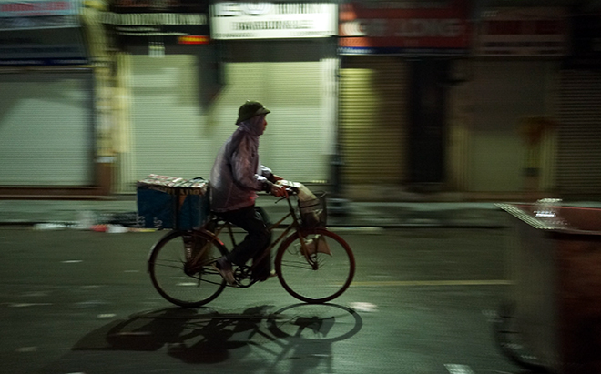 Người Hà Nội đốt lửa sưởi ấm trong đêm rét nhất từ đầu mùa đông - 1