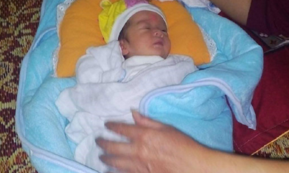 Phát hiện trẻ sơ sinh còn nguyên dây rốn bị bỏ rơi bên suối