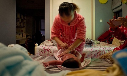 7 dấu hiệu cho thấy người giúp việc chăm trẻ “có vấn đề', mẹ cần phải cảnh giác