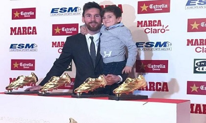 Con trai Messi phùng má siêu dễ thương, cùng cha nhận giải Chiếc giày vàng