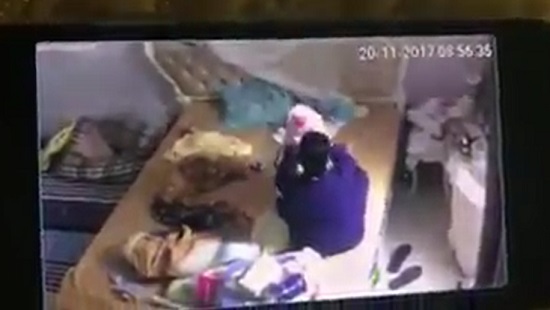 Tình tiết mới vụ bé gái gần 2 tháng tuổi bị người giúp việc đánh đập, tung hứng - 1