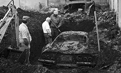 Hai cậu bé tìm thấy “báu vật” bị chôn giấu cùng câu chuyện lạ khi chơi trong vườn