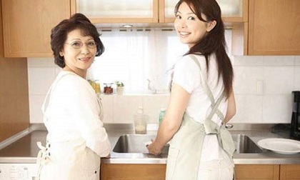 Giận “sôi máu“ vì hành động trêu tức con dâu của mẹ chồng