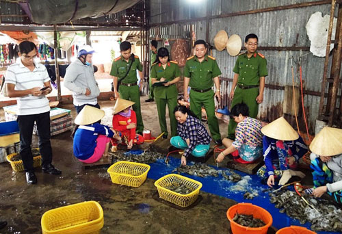 Khó dẹp nạn tôm bơm tạp chất vì lãi cao khủng khiếp như buôn ma túy - 1